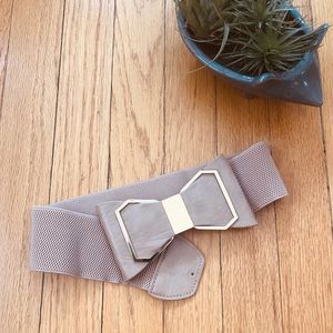 🎉 SALE  Francesca’s Wide Stretchy Bow Belt